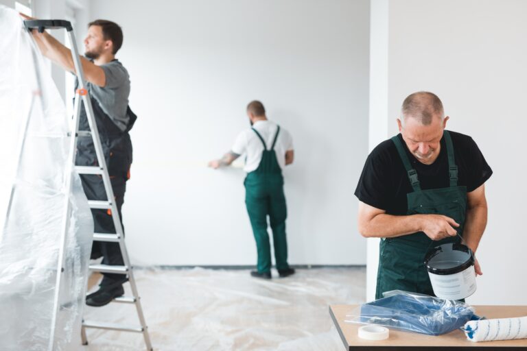 Murs de peinture de l'équipe de rénovation professionnelle de l'appartement de construction neuve