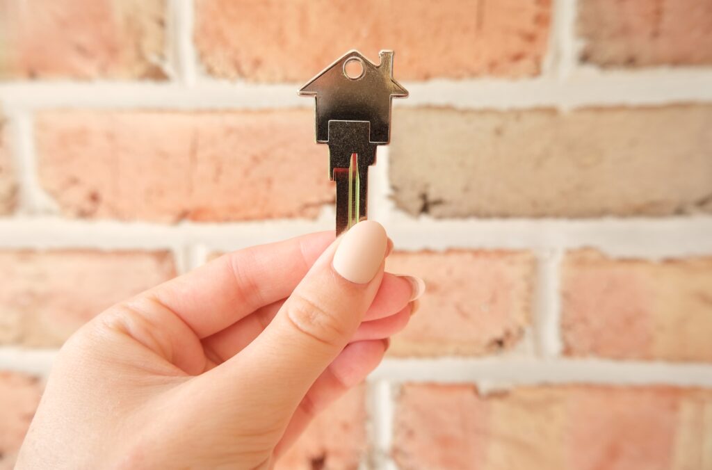 Etapes clés pour une rénovation énergétique réussie. Clés en forme de maison