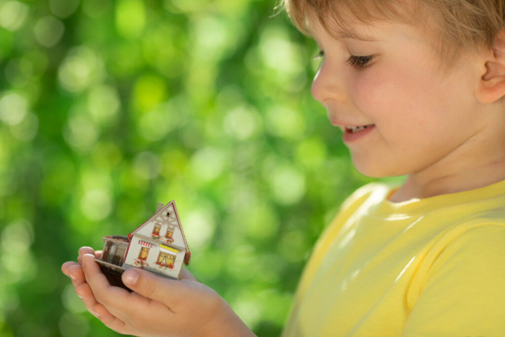 Eco house dans les mains des enfants