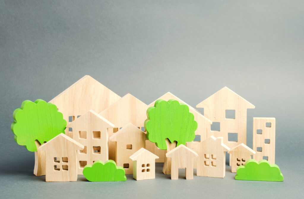 Maisons miniatures en bois et arbres